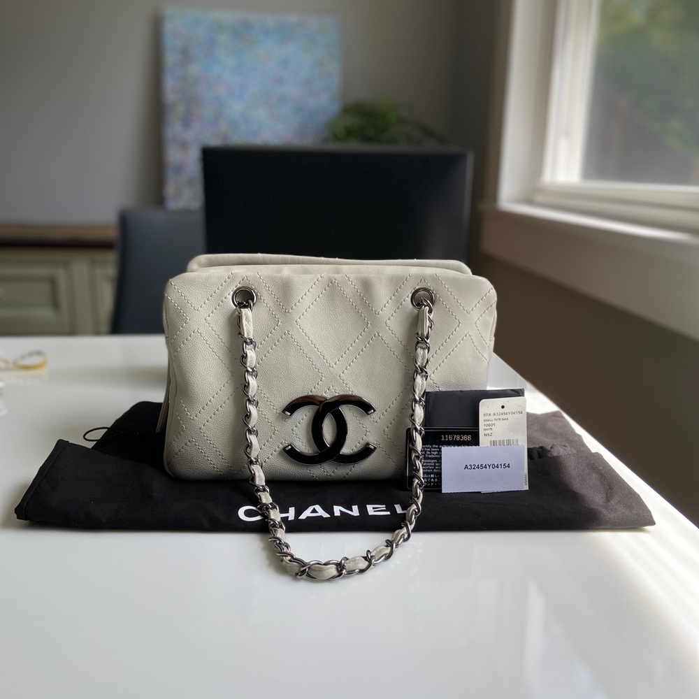 Chanel Shoulder Handbag.